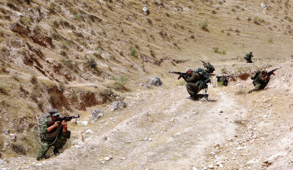 Разведчики 201 военной базы взяли штурмом базовый лагерь условной бандгруппы, обнаруженный с помощью «беспилотников» в горах Таджикистана