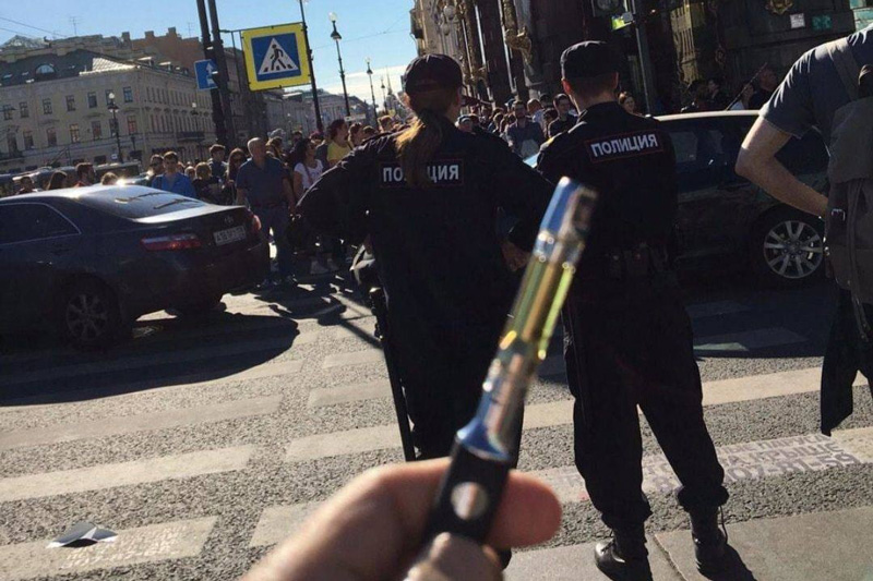 «Доставка осуществляется Почтой России, СДЭКом». В социальных сетях активно рекламируют вейпы с наркотиками
