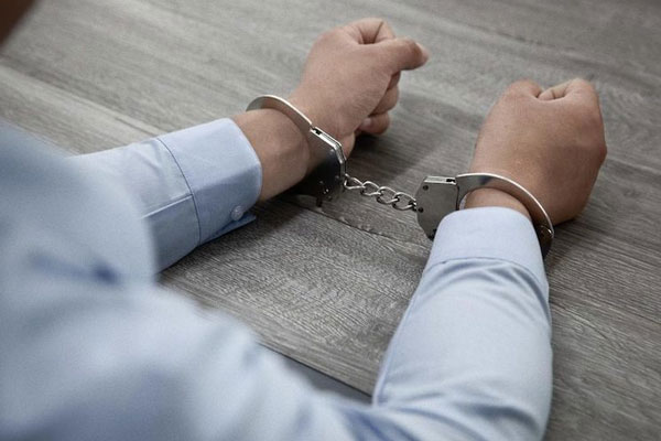 В Красноярске задержали директора фонда капремонта в момент получения взятки