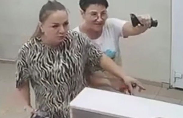 "Вы не имеете права нас не обслуживать!" — в Биробиджане учительница и ее дочь устроили погром в Wildberries | Учительница с дочкой устроили драку в пункте выдачи Wildberries в Биробиджане