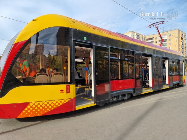 Молодую россиянку ударило трамвайным проводом, оборванным водителем без прав | Жительница Челябинска едва не погибла от упавшего трамвайного провода