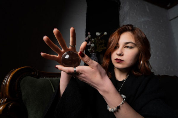 Где заканчивается саморефлексия и начинается манипуляция? — психолог о рынке эзотерических услуг в России | Психолог Наумов объяснил страсть россиян к гадалкам высокой тревожностью