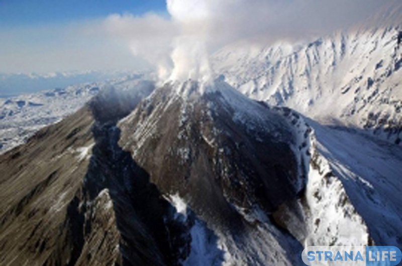 Вулкан Шивелуч на Камчатке выбросил пепел на 7 километров