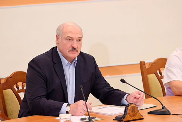 Лукашенко заявил, что не будет президентом при новой конституции