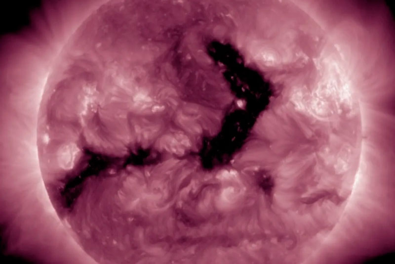 «Солнечная буря на подходе»: учёные предупреждают о последствиях корональной дыры для Земли и метеочувствительных людей | Корональная дыра угрожает Земле сильным солнечным ветром до 16 февраля