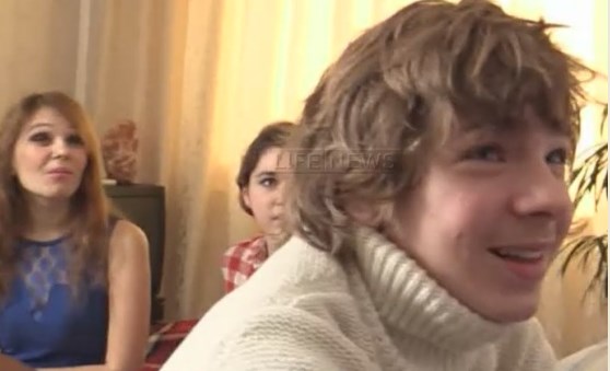 В Москве 16-летний геймер получил суперприз - месяц с порнозвездой. Видео