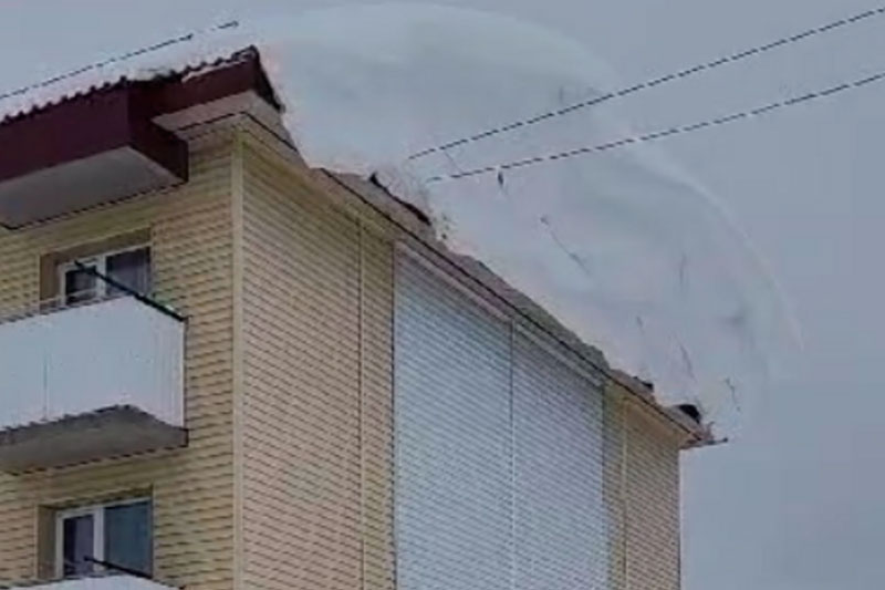 Горы снега выдавливают стекла и проникают в квартиры — жители Сахалина находятся на грани | На Сахалине падающий снег начал заваливать дома по крыши и выбивать окна