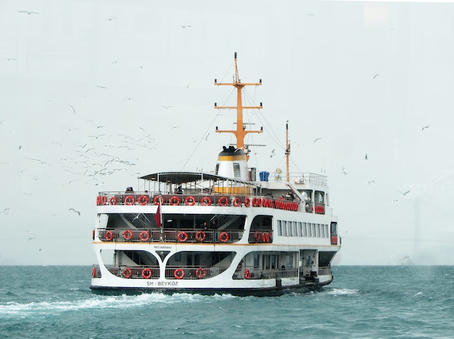 На Филиппинах в море загорелся паром с пассажирами