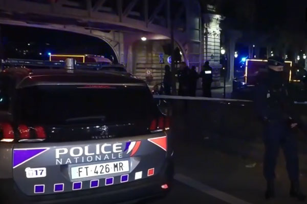 В Париже мужчина с криками «Аллаху Акбар» напал на туристов, один человек погиб