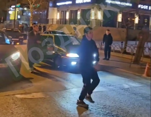 Неизвестные перекрыли дорогу в Тюмени, устроили танцы и вызвали интерес прокурора | Мигранты заблокировали улицу в Тюмени и начали танцевать