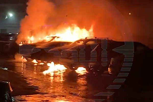 6 легковушек сгорели дотла на парковке в Петербурге