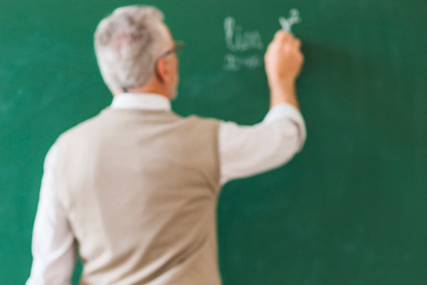 Педагогам, променявшим мегаполисы на села, заплатят три миллиона рублей   | Некоторым учителям в России увеличат зарплату