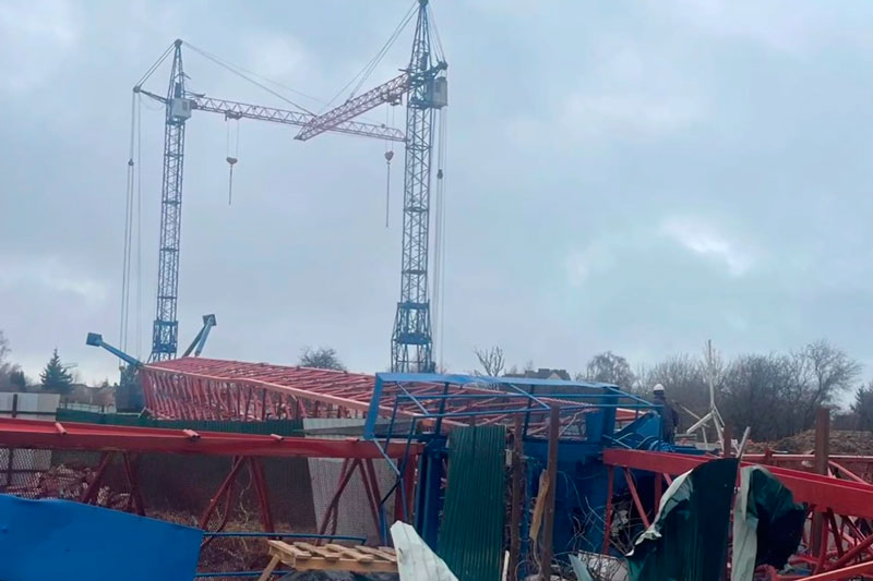 Под Калининградом два человека пострадали в результате падения крана на стройке. Видео | В Калининградской области на людей упал строительный кран