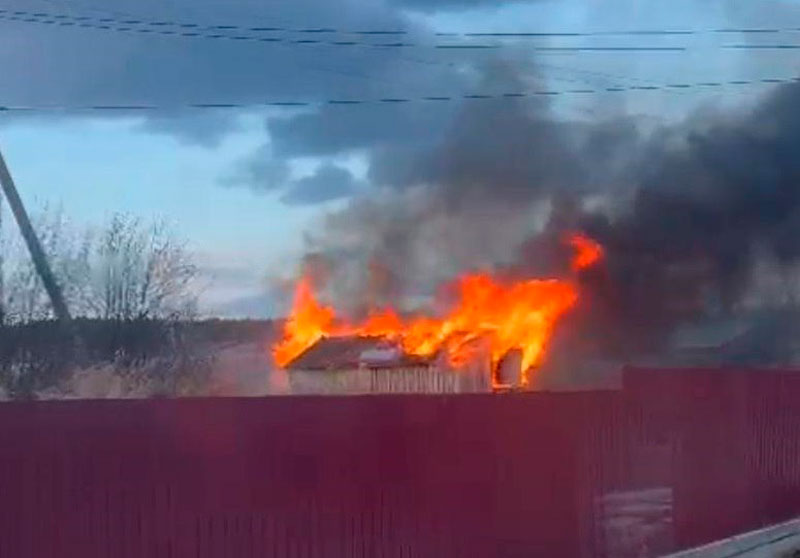 Уральские подростки сгорели заживо в бытовке, пытаясь разжечь костер на ковре | В Свердловской области подростки погибли, пытаясь согреться в железном вагончике