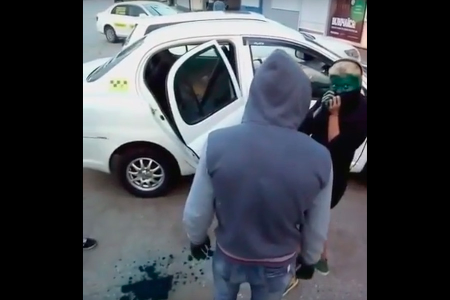 В Хабаровске таксисты заставили умыться зеленкой пассажиров, севших в машину без денег. ВИДЕО