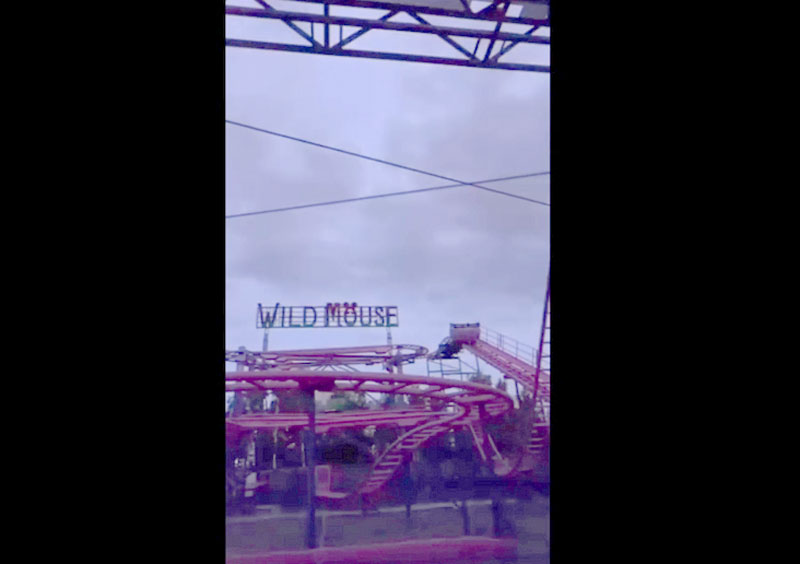 Столкновение кабинок на аттракционе в Омске: пострадавшие девушки обвиняют парк | Кабинки с людьми столкнулись на аттракционе в Омске