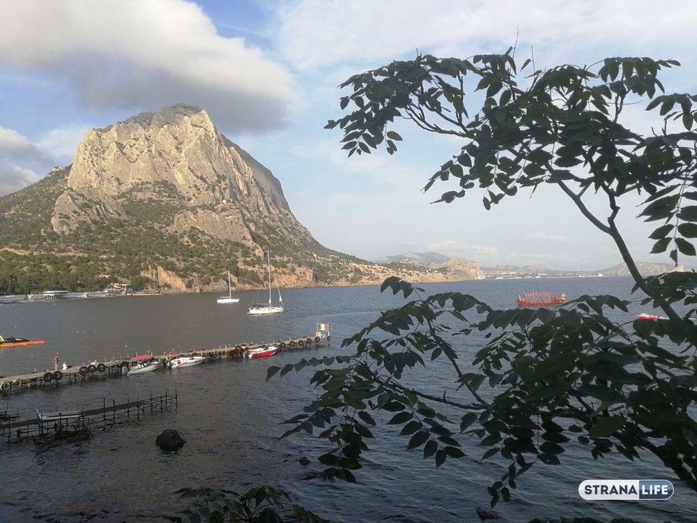 Крымнаш: эпидемический. Маски висят на ушах, санитайзеры — как формальность, а отдыхающие считают, что коронавирус «остался дома»