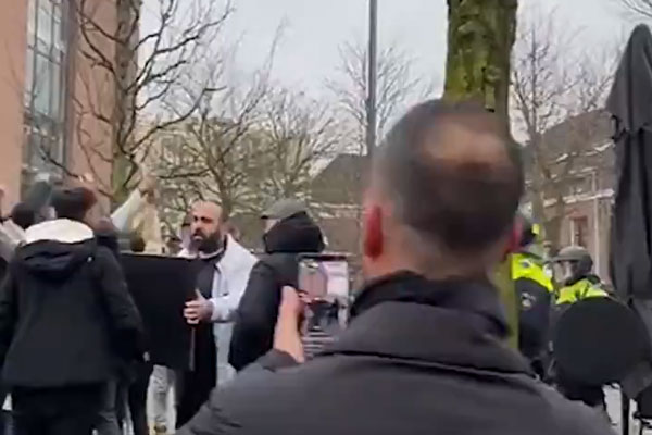 В Нидерландах пытались провести акцию по сожжению Корана