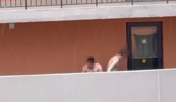 Любовные приключения на балконе. Очевидцы о странном инциденте в Екатеринбурге | В Екатеринбурге два «последних романтика» занялись сексом* на общем балконе жилой многоэтажки