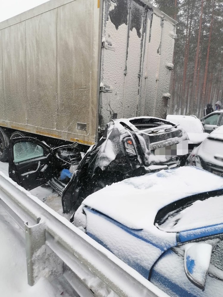 В Новгородской области из-за погодных условий произошло массовое ДТП с участием 41 автомобиля
