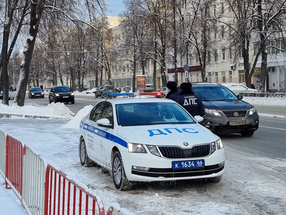 Жительнице Минусинска грозит до 5 лет за нападение на полицейских из-за буквы Z | Россиянке грозит пять лет за нападение на гаишников из-за буквы Z