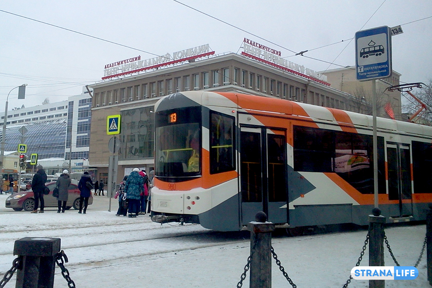 По Екатеринбургу курсирует трамвай, который не понравился чиновникам и инвалидам — из-за него, возможно, топ-менеджер потерял свой пост
