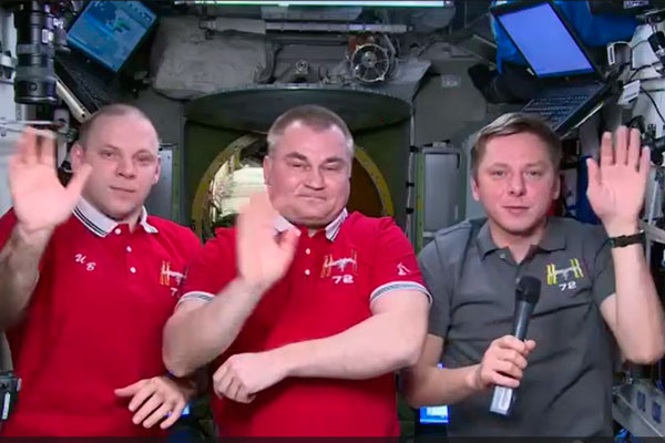 Космонавты на борту МКС поздравили россиян с Днем космонавтики: «Космос для нас — это больше, чем профессия». Видео | Россиян поздравили космонавты с Днем космонавтики с борта МКС