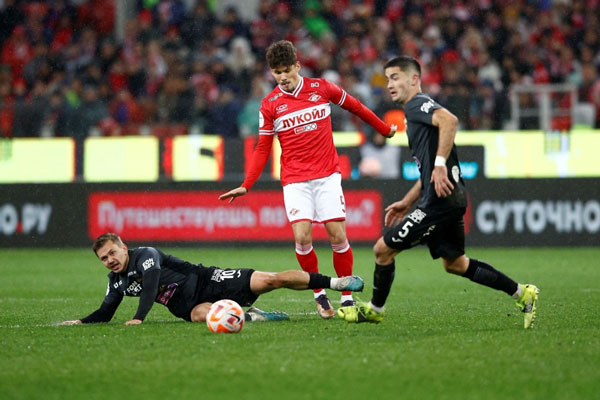 Футболист «Спартака» Леон Классен попал в сети мошенников: как потерял почти миллион рублей | Игрок «Спартака» Классен стал жертвой мошенников, переведя им 900 тысяч рублей