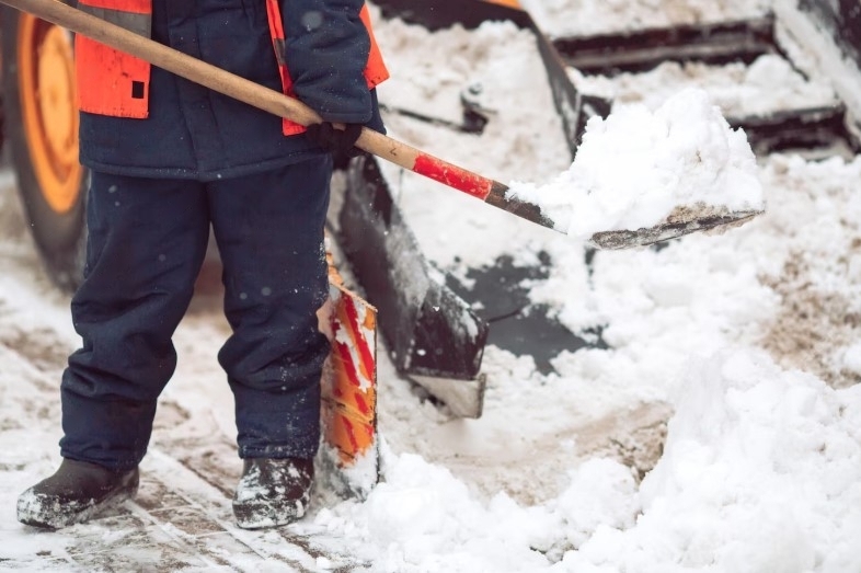 Россиянам объяснили, можно ли сбрасывать снег на соседний участок | Юрист Зуй рассказала, грозит ли наказание за снег у соседей