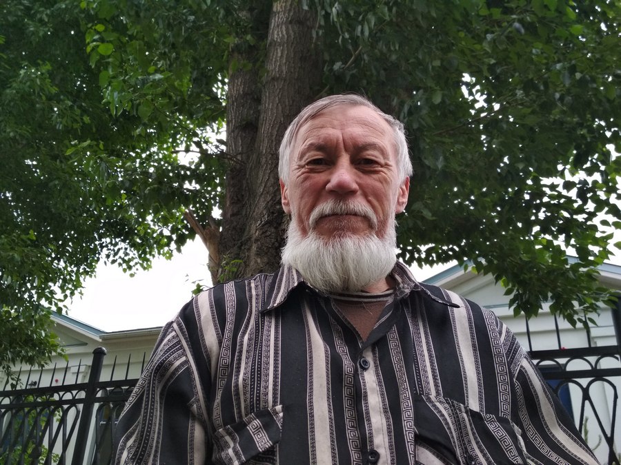 Одинокого уральского манси поддерживает только брат...