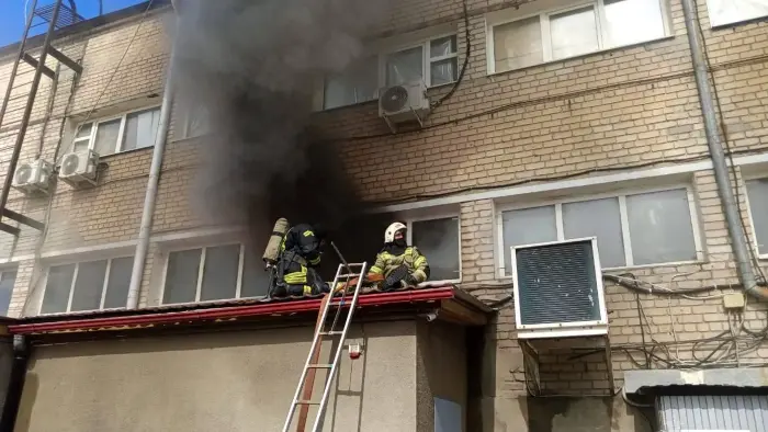 Пожар в ТЦ в Новошахтинске: один пожарный погиб, второй — в больнице | В Новошахтинске при пожаре в торговом центре погиб пожарный