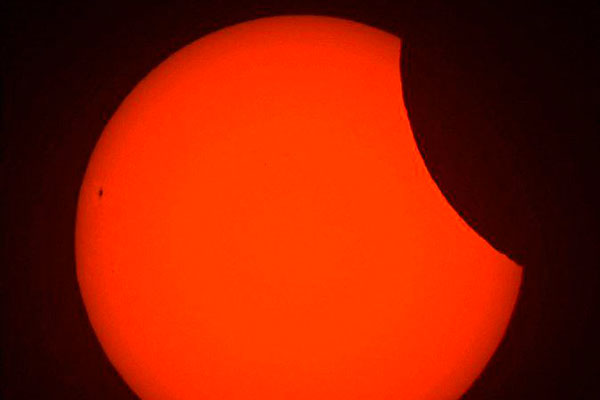 «Солнце частично исчезло за облаками!» - В Европе и России наблюдали солнечное затмение | Солнечное затмение: жители Европы и России стали свидетелями космического явления