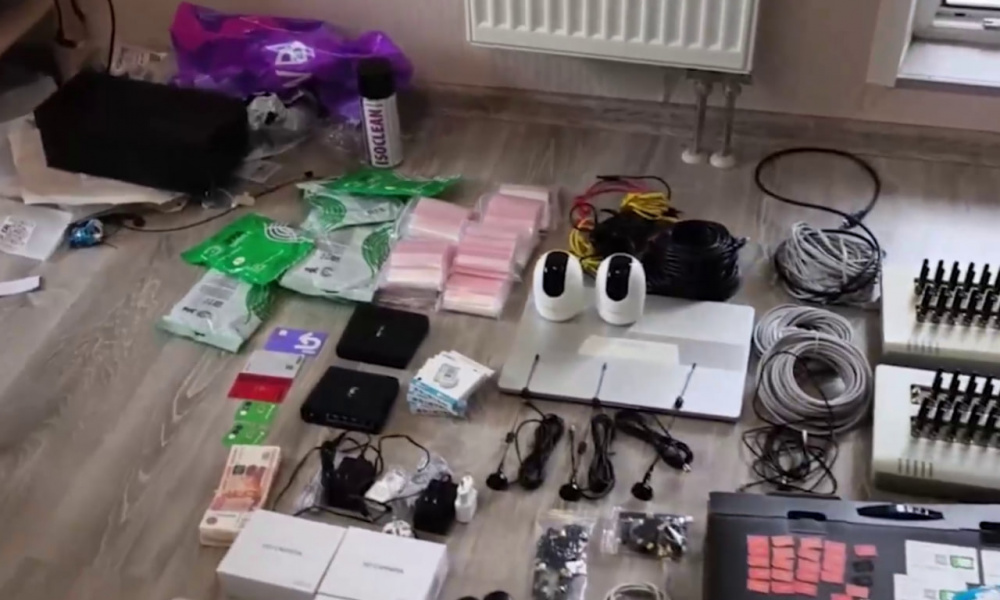 ФСБ накрыла сеть узлов связи украинских мошенников в Татарстане | ФСБ и МВД обнаружили узлы связи телефонных мошенников из Украины