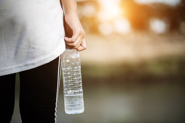 Прокуратура начала проверку после повышения цен на воду в затопленном Орске | В затопленном Орске воду продают по бешеным ценам. Прокуратура начала проверку