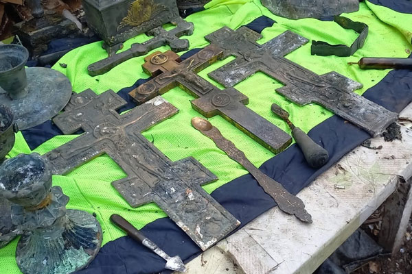 В российском селе рыбаки нашли в болоте клад церковных украшений