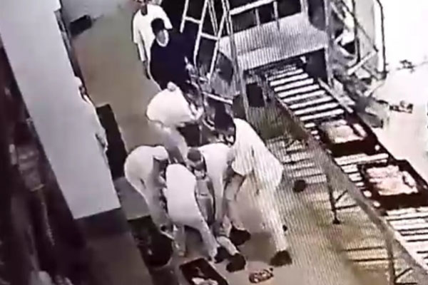 Работники подольского хлебокомбината устроили дуэль на батонах из-за дамы | В Подольске работники хлебокомбината устроили массовую драку батонами