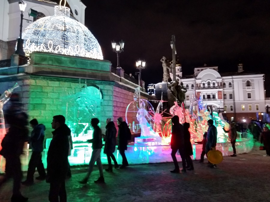 «Вифлеемская звезда» в Екатеринбурге: у Храма-на-Крови выставили необычные ледовые скульптуры