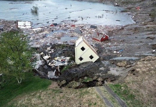 В Норвегии оползень унес в море часть поселка