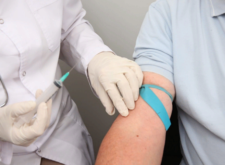 Осенью в России стартует массовая вакцинация россиян от коронавируса