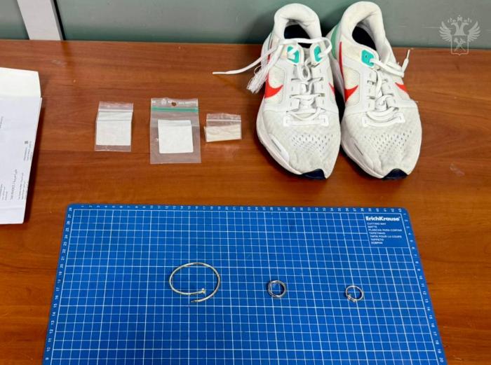 Прятал Cartier под кроссовками: россиянина задержали в аэропорту Грозного с украшениями  | Россиянина поймали в аэропорту с Cartier под стельками кроссовок