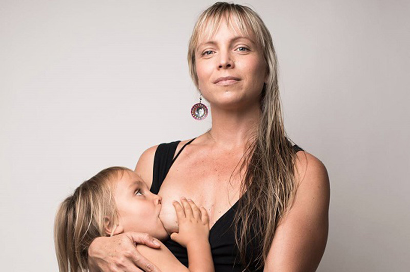 Интернет взорвал снимок американки, кормящей грудью сына