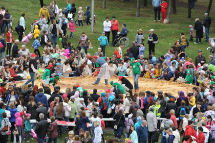 В Набережных Челнах испекли двухтонную шарлотку весом 2,355 тонны