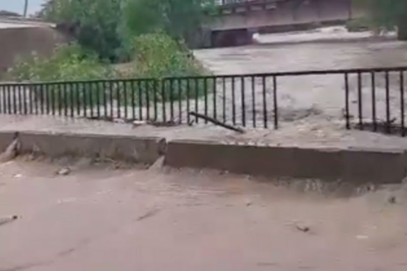 Машину унесло рекой Вере в Грузии из-за наводнения | В Грузии наводнение: разлилась река Вере и смыла машину