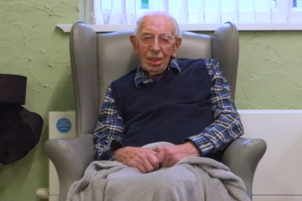 Самый старый житель в мире 111-летний британец заявил, что ел чипсы по пятницам | Самый старый мужчина раскрыл секрет долголетия. В него входят чипсы