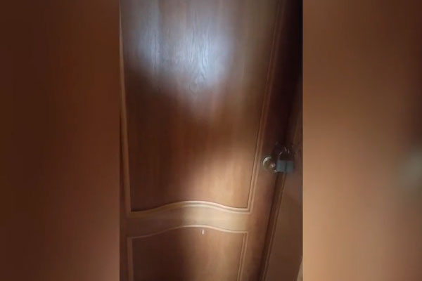 Пытается выселить? Волгоградец каждое утро включает песни SHAMANа на полную громкость | В Волгограде соседи заявили о музыкальном терроре: пенсионерка ищет помощи