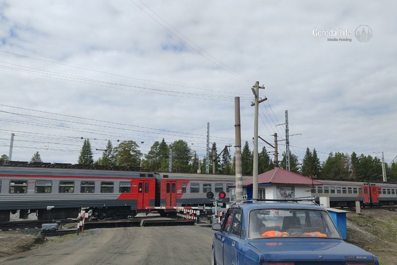 Группа молодых людей с ребёнком попала под поезд в Московской области | Электричка сбила группу молодых людей с ребёнком в Люберцах. Один человек погиб
