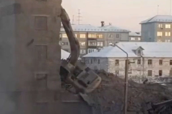 В Воркуте экскаватор перевернулся во время сноса дома