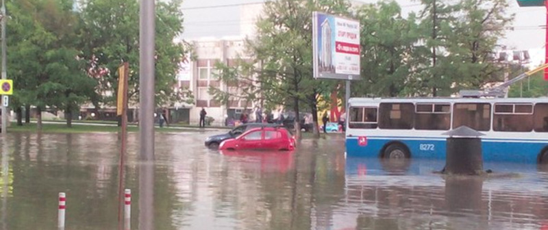 Соцсети обсуждают сильнейший ливень в Москве: потоп и взрывы