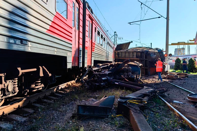 Электропоезд врезался в грузовик в депо в Санкт-Петербурге | Кадры столкновения электрички с грузовиком в Санкт-Петербурге появились в Сети
