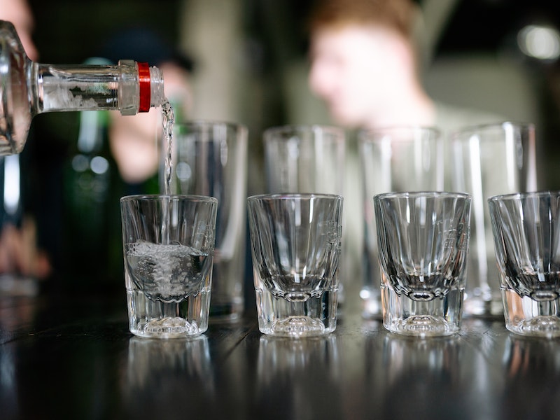 В начале 2025 года в России упали продажи водки | В России сократились продажи водки